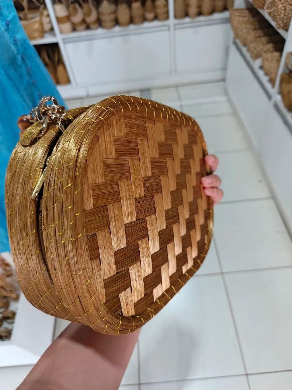 Bolsa de capim dourado com alça menor com bolinhas  - Foto 5