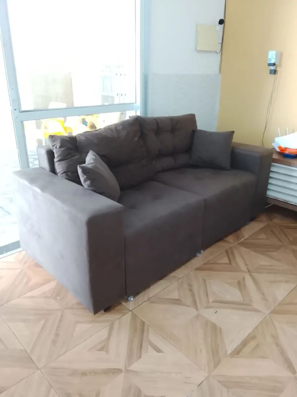 Sofá de 2 lugares + almofadas, bem conservado