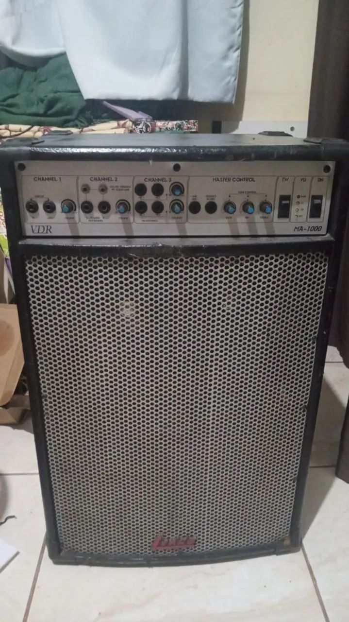 Vendo uma caixa de som amplificada multiuso 15 polegadas leia o anúncio antes.