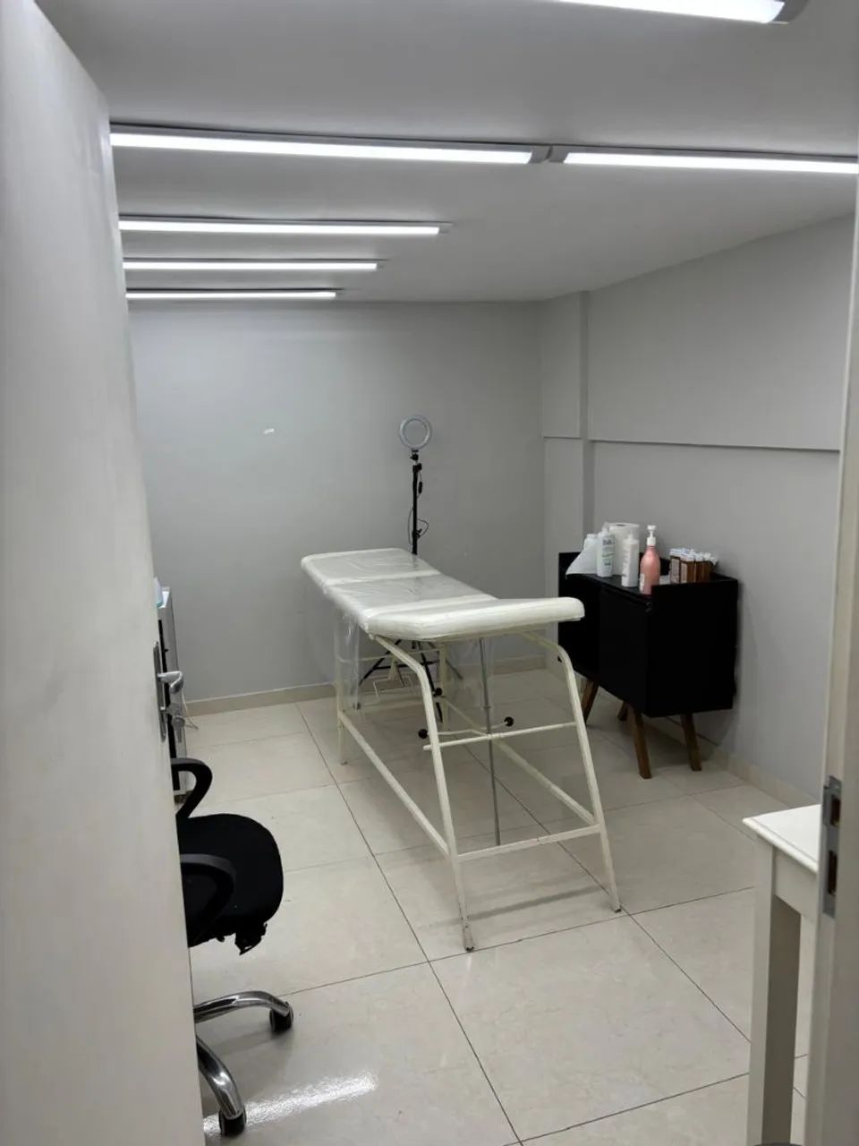 Parceiro e manicure.  - Foto 3