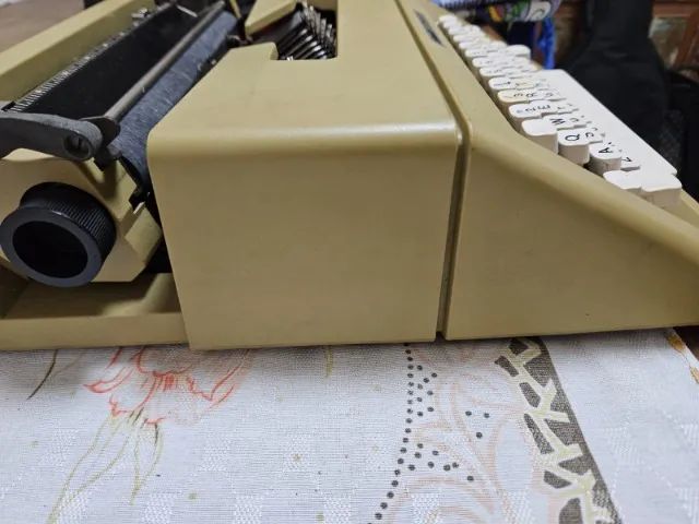 Máquina de escrever Olivetti Lettera 25 com capa original - Foto 4