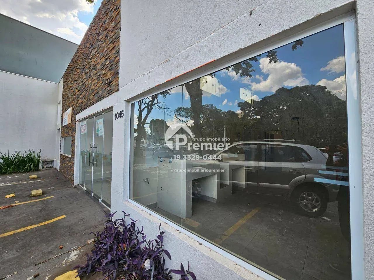 Salão Comercial com Fachada Imponente e Quatro Vagas na Avenida Presidente Vargas