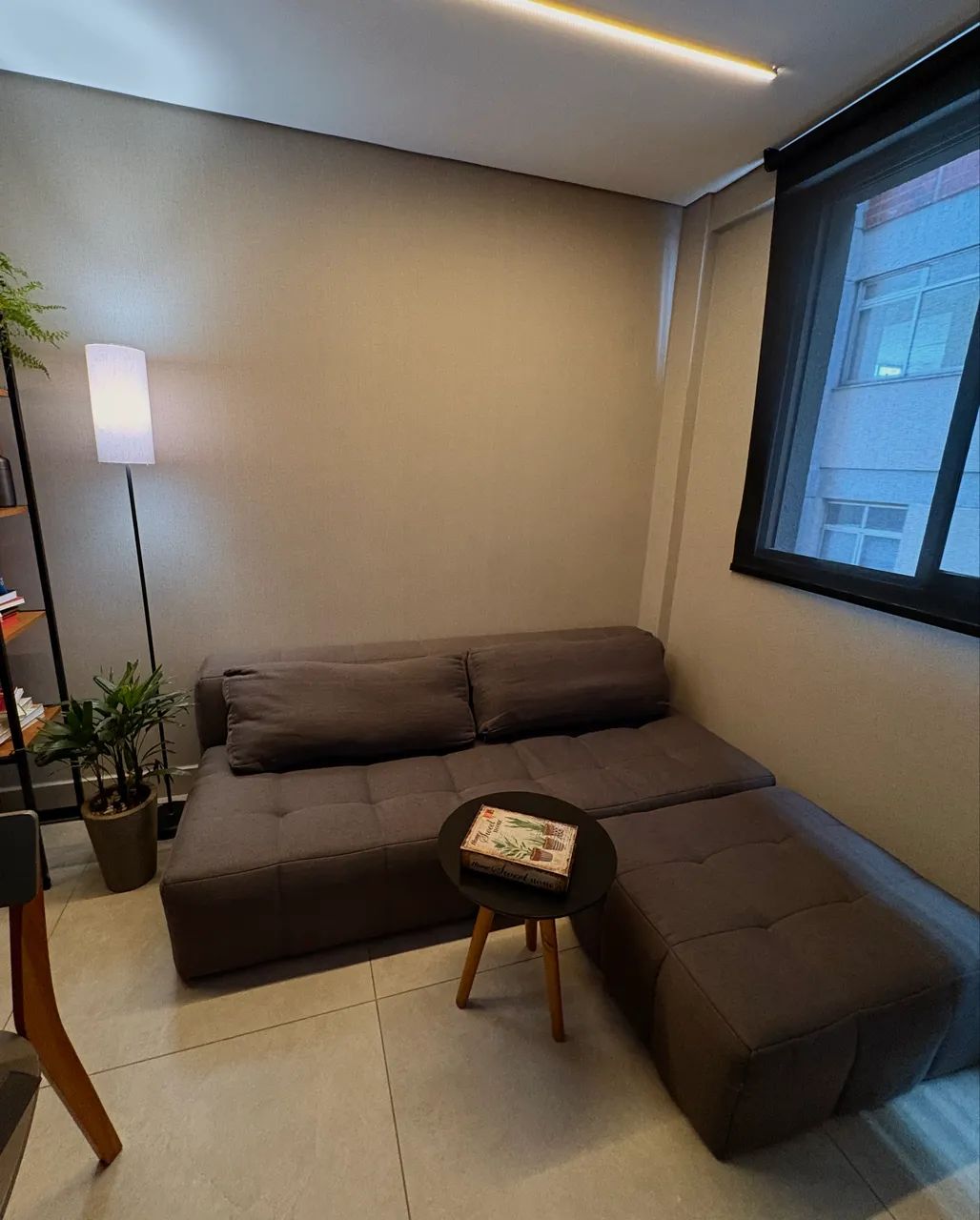 Sofá Soho com Puff- Apenas 2 anos de uso (paguei R$2900)  - Foto 3