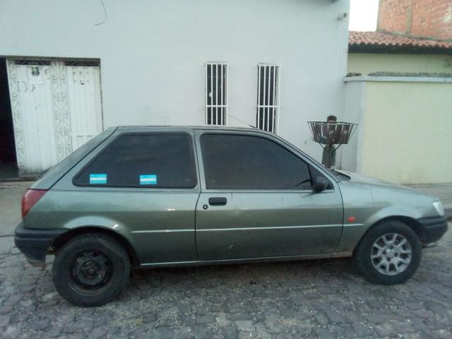 Vendo ou troco esse carro por moto ele não tá andado tem q botar pra rodar - Foto 2