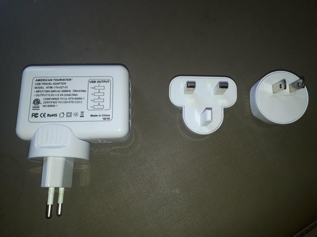Carregador com 4 USB e adaptador para outros países