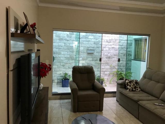 Excelente Casa, 3 Qts Sendo 1 Suíte, Laje, Cerâmica, Lazer no Piso Superior! - Foto 2