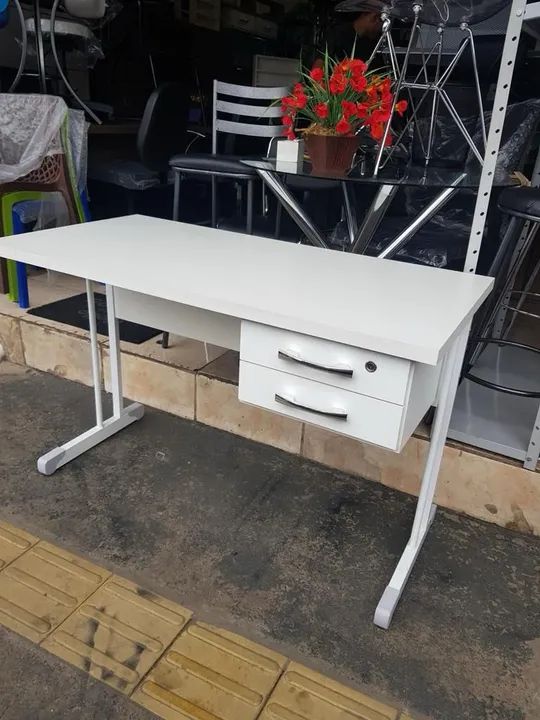 Mesa de escritório com gaveta 1.20x0.60 - Foto 2