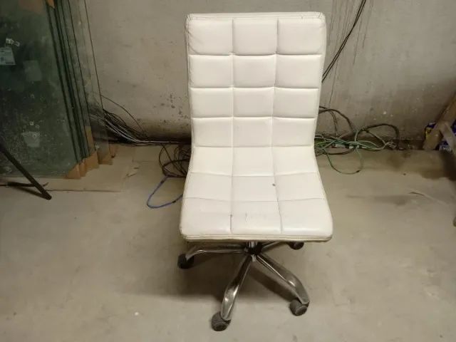 Cadeira de escritório giratória c/ rodas e s/ braços em Couro Ecológico Branco - Foto 2