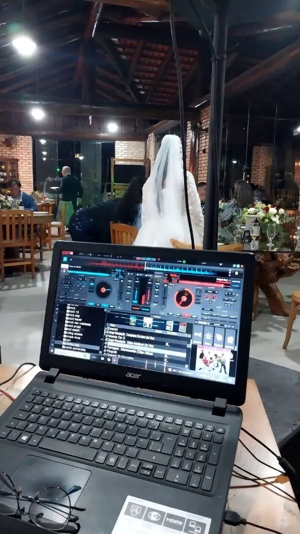 DJ para festa com som e luzes - Foto 3