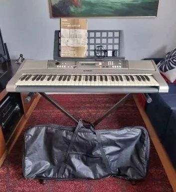 Teclado Yamaha PSR E3 13 perfeito estado,fonte nova,manual,porta partitura,mesa e bolsa de - Foto 2
