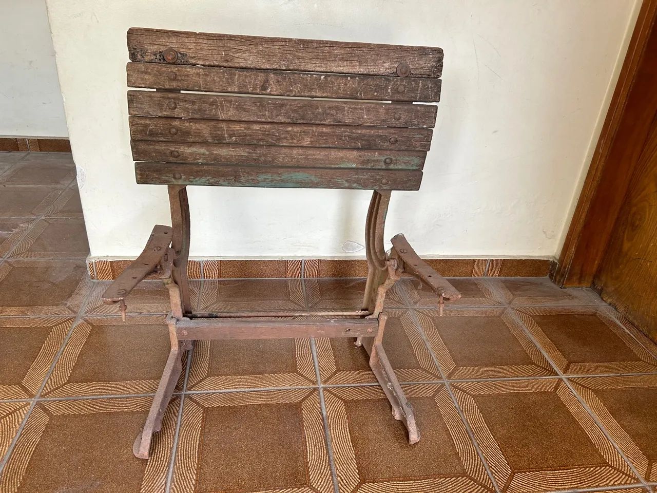 Estrutura de Antiga Carteira Escolar Madeira E Ferro Antiga - Foto 5