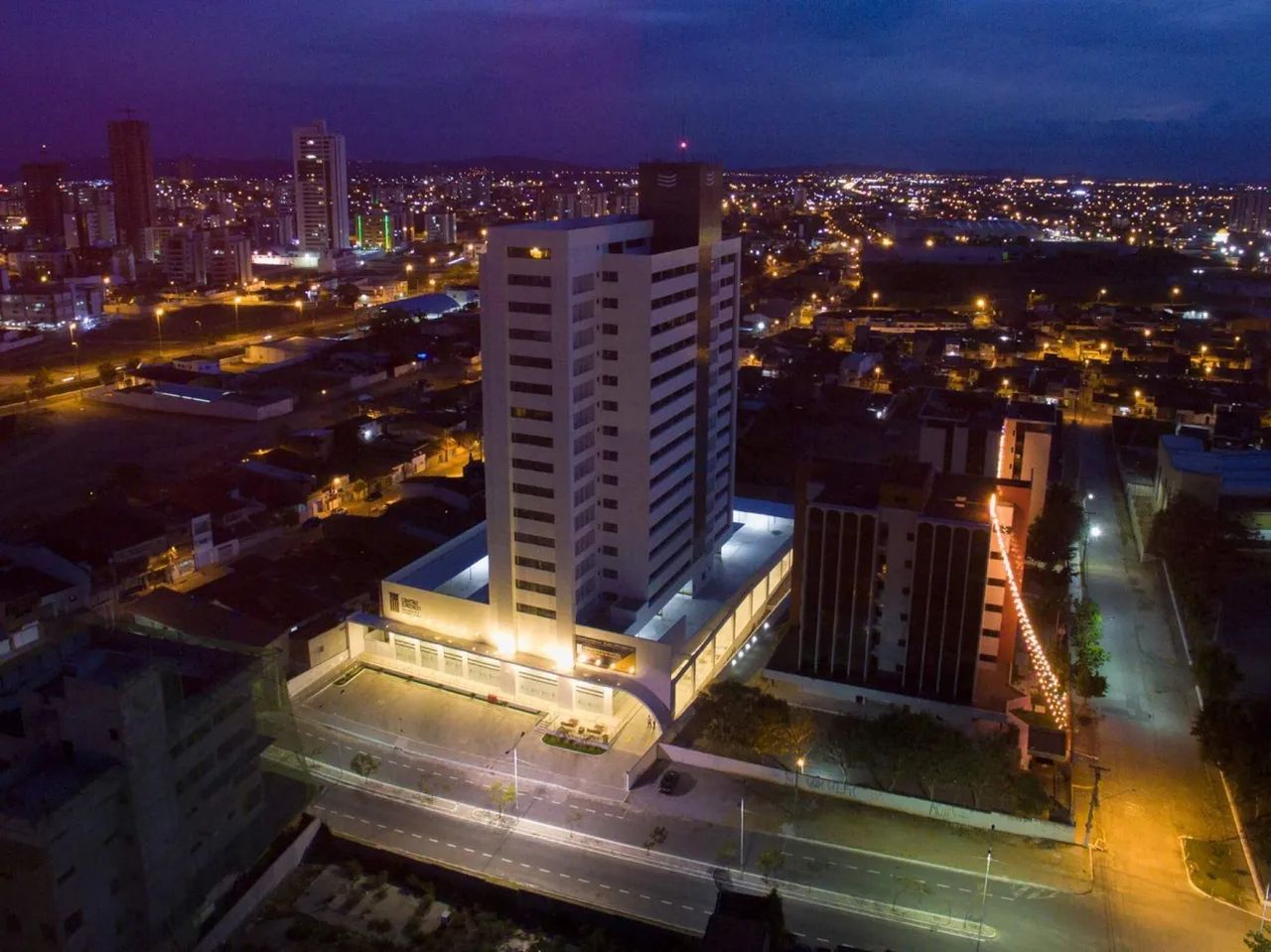 PORTEIRA FECHADA. Sala TODA PROJETADA , AMBIENTADA e DECORADA no complexo MULTIUSO