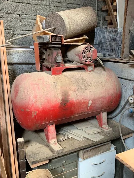 Compressor de ar industrial e esquadrejadeirausado