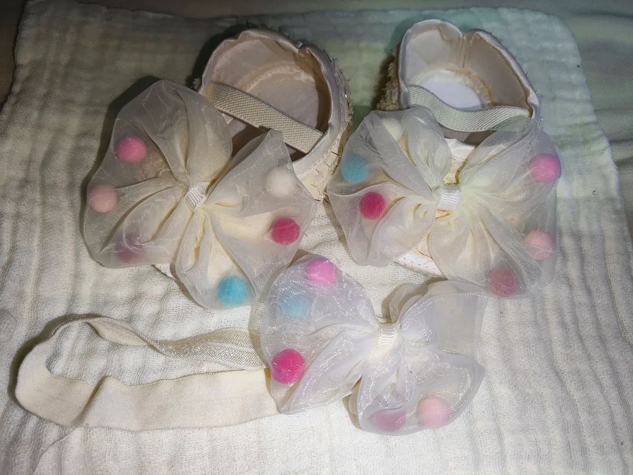 sapatilha com laço e bolinhas coloridas bebê Tam 0-6 meses 10,5cm - Foto 3