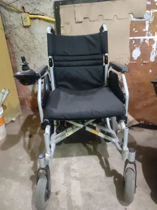 Cadeira de rodas motorizada - preço a combinar 