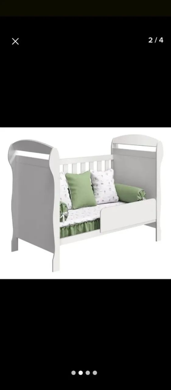 Berço grande com colchão. 