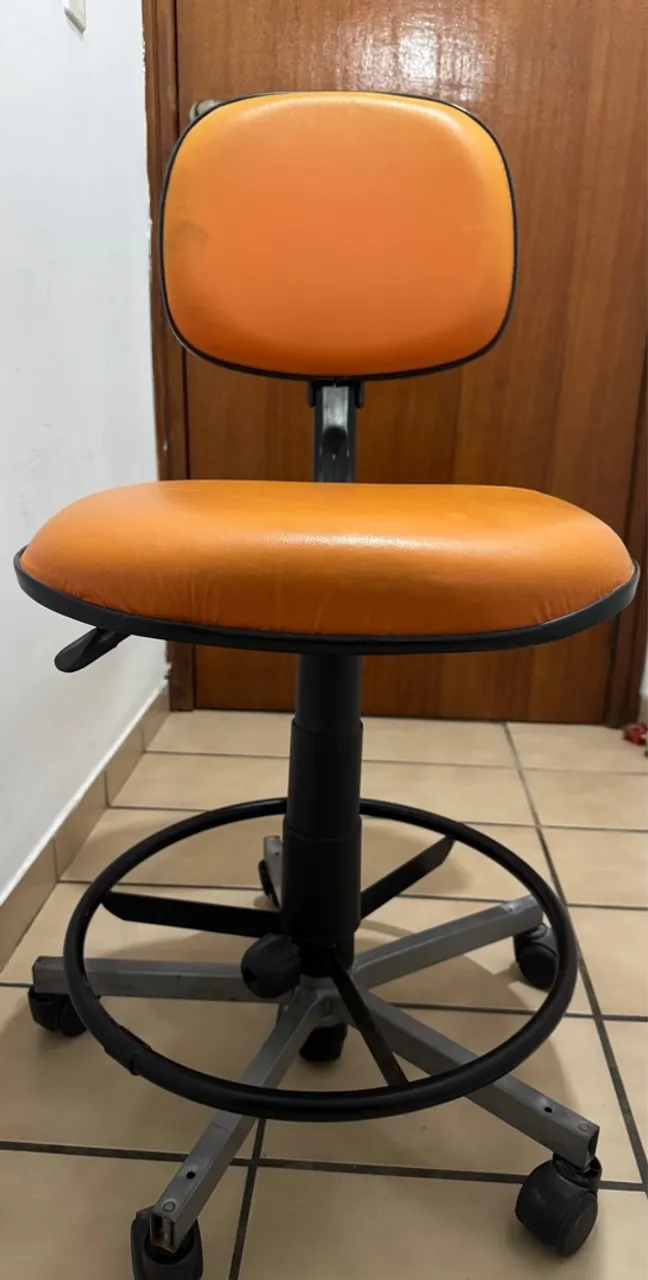 Cadeira de escritório com rodinhas e assento laranja