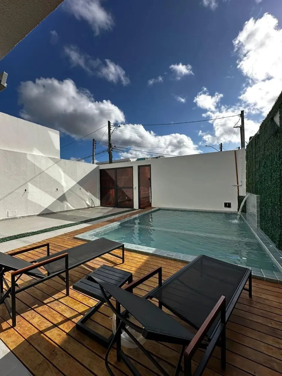 Belíssima casa recém construída com 4 suítes no Antares