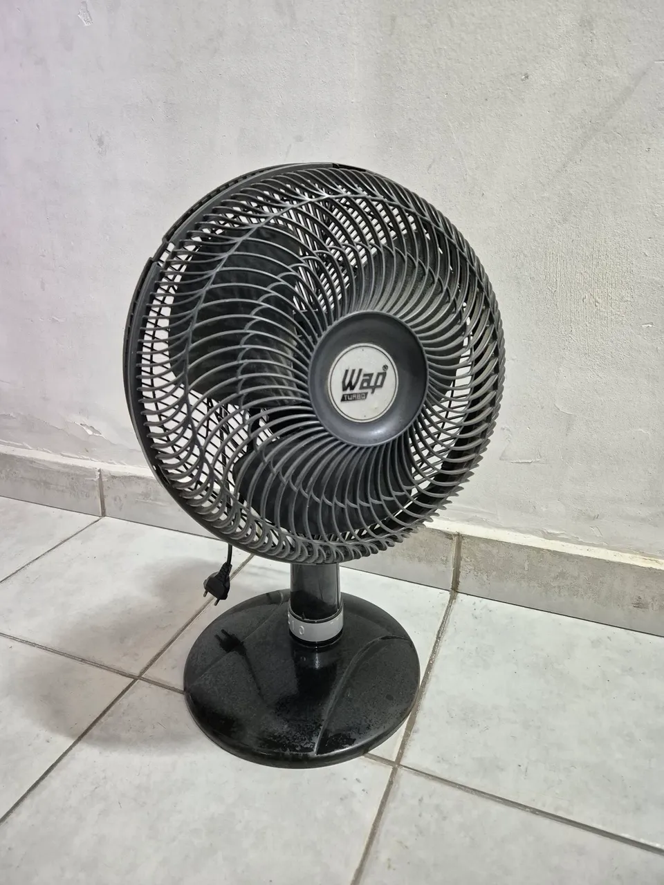 Ventilador WAP Turbo e Mondial de chão 
