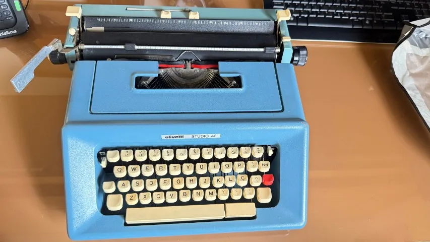 Maquina de escrever Olivetti Studio 46 azul
