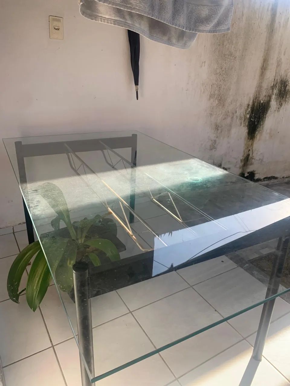 Mesa de vidro temperado preta com estrutura em metal P/6 cadeiras - Foto 2
