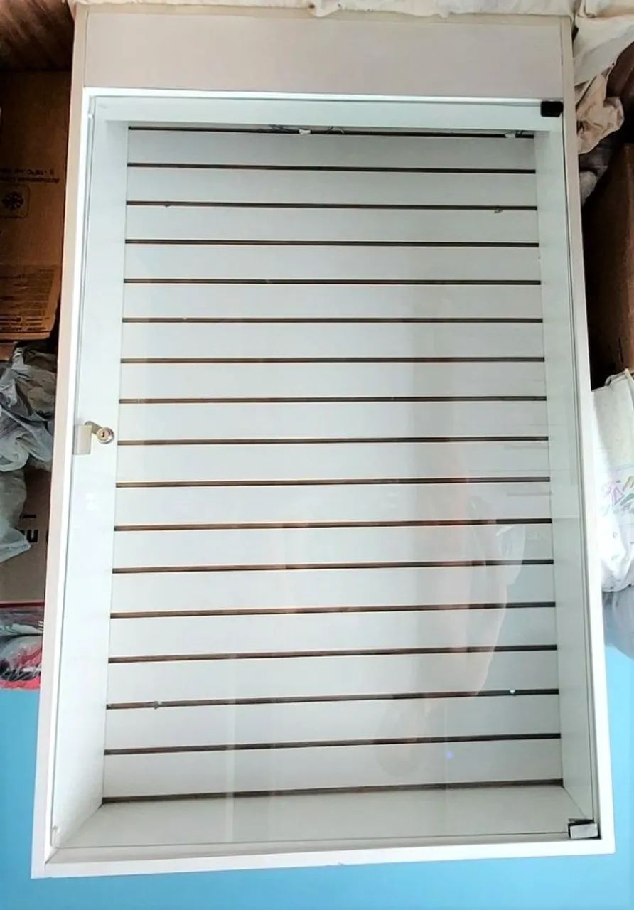 Expositor em MDF Branco com Porta de vidro com Chave e Iluminado com Novo - Foto 3