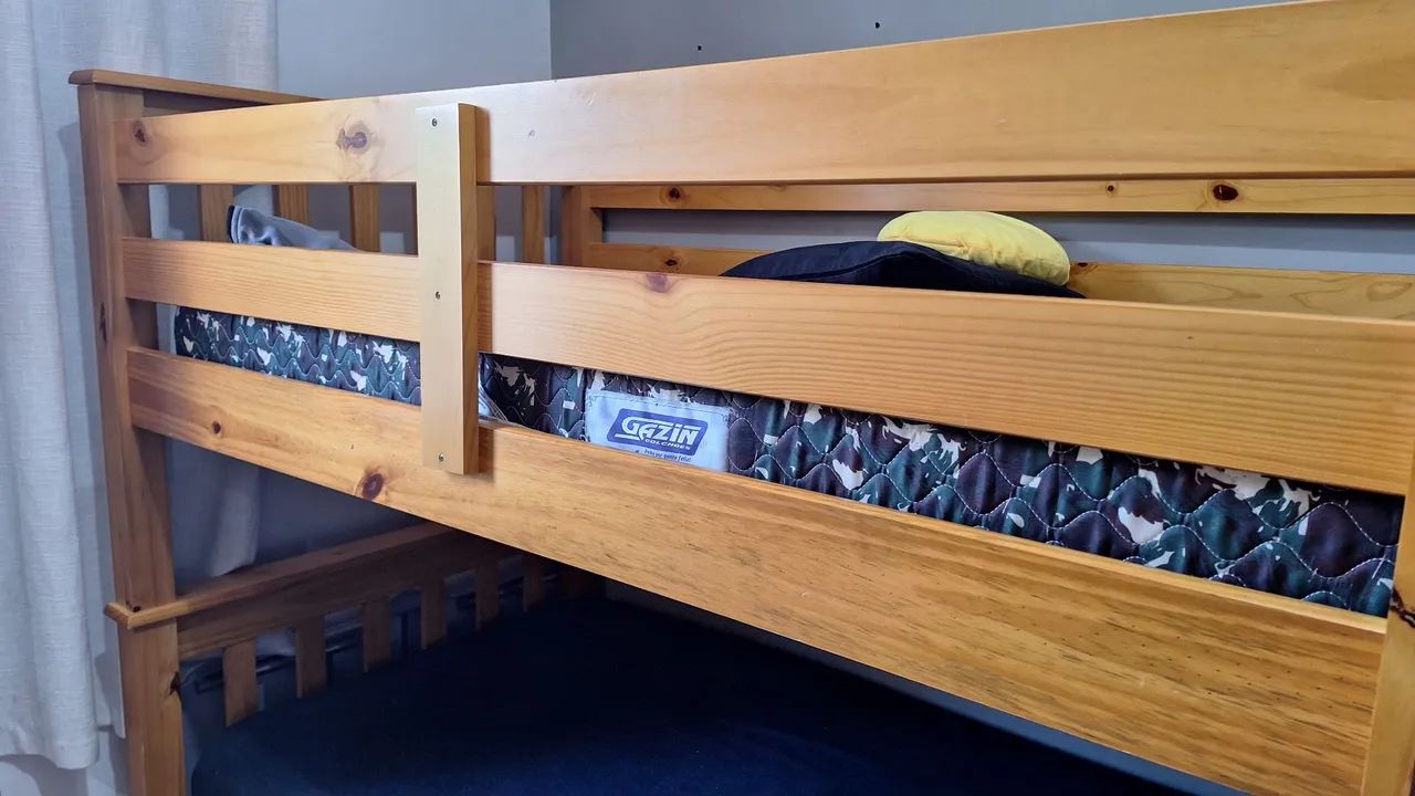 Beliche em madeira maciça semi novo