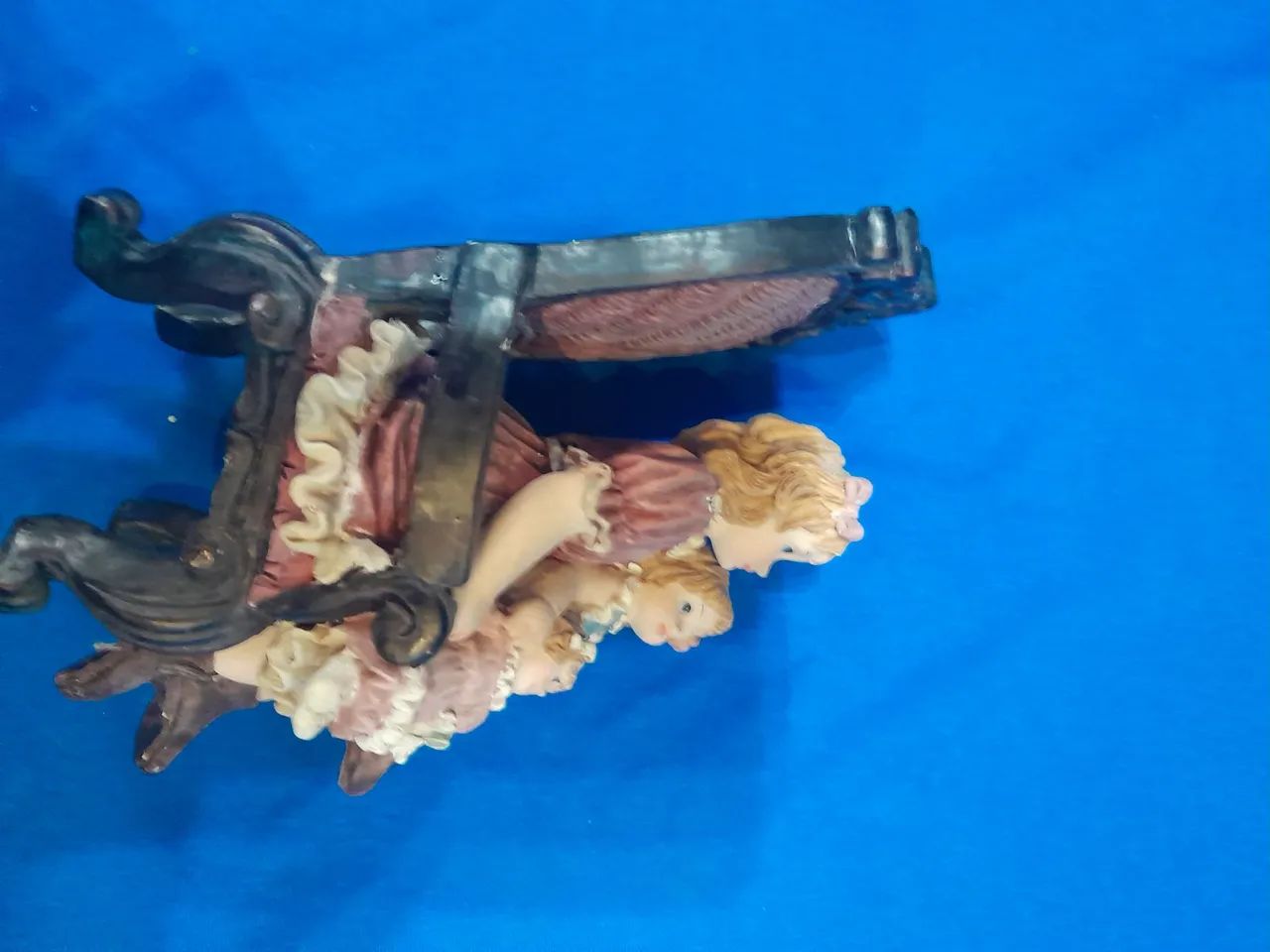 Linda escultura de meninas em cadeira - Foto 4