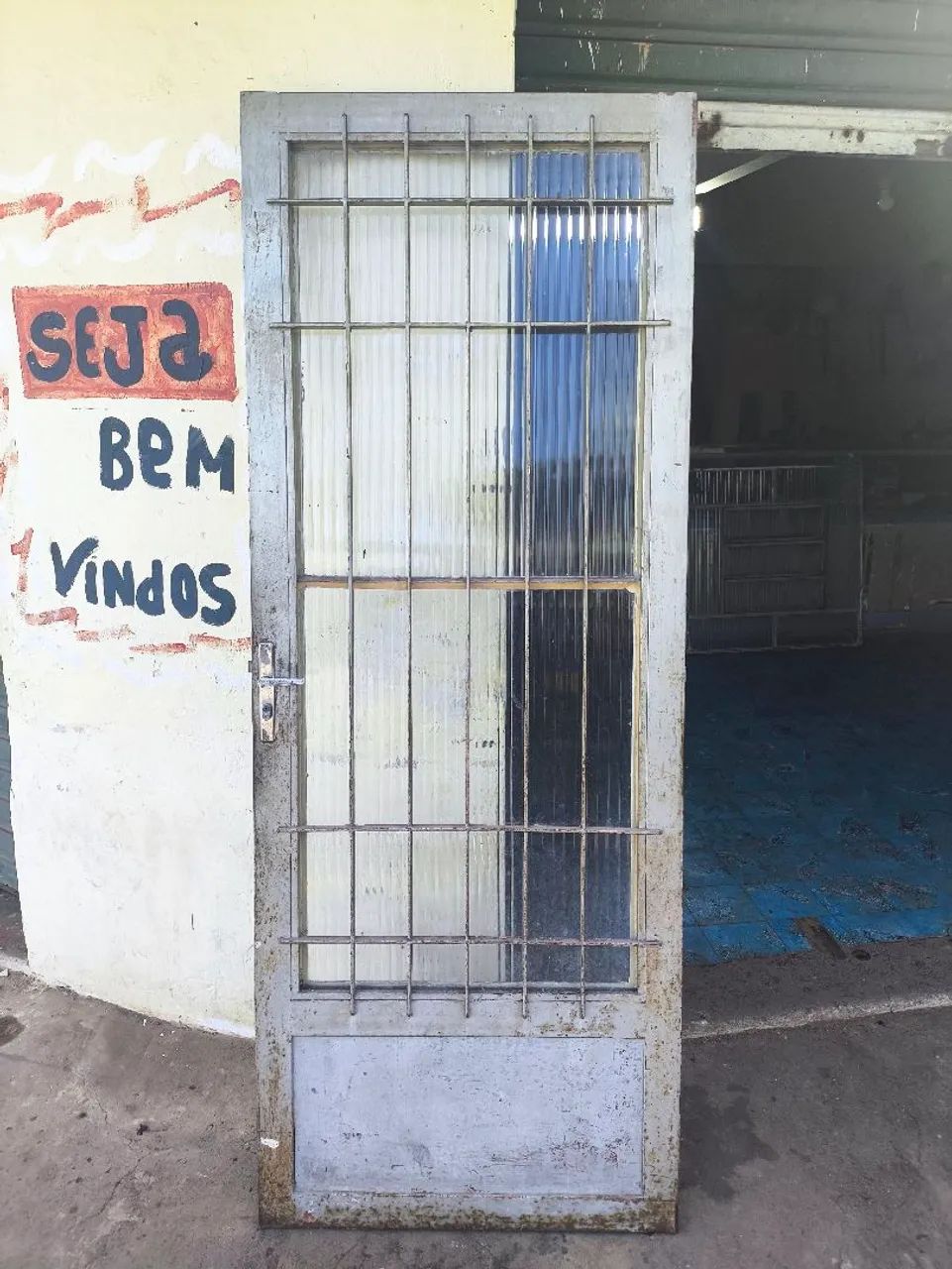 Porta de ferro com grade de proteção. - Foto 2