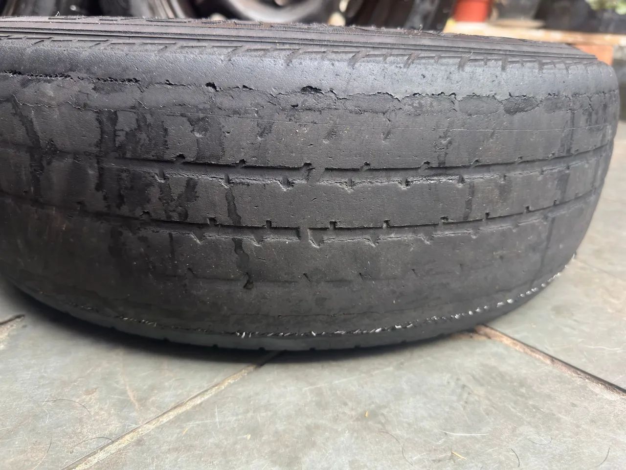 4 Pneus 175/70/13 (3 carecas + 1 meia vida) marca Goodyear - Foto 2
