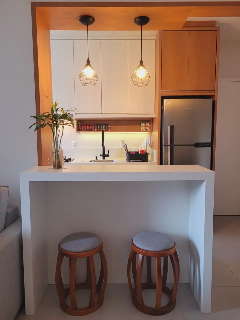 Apartamento 2 dormitórios, garagem coberta, hobby box e semi mobiliado - Foto 2