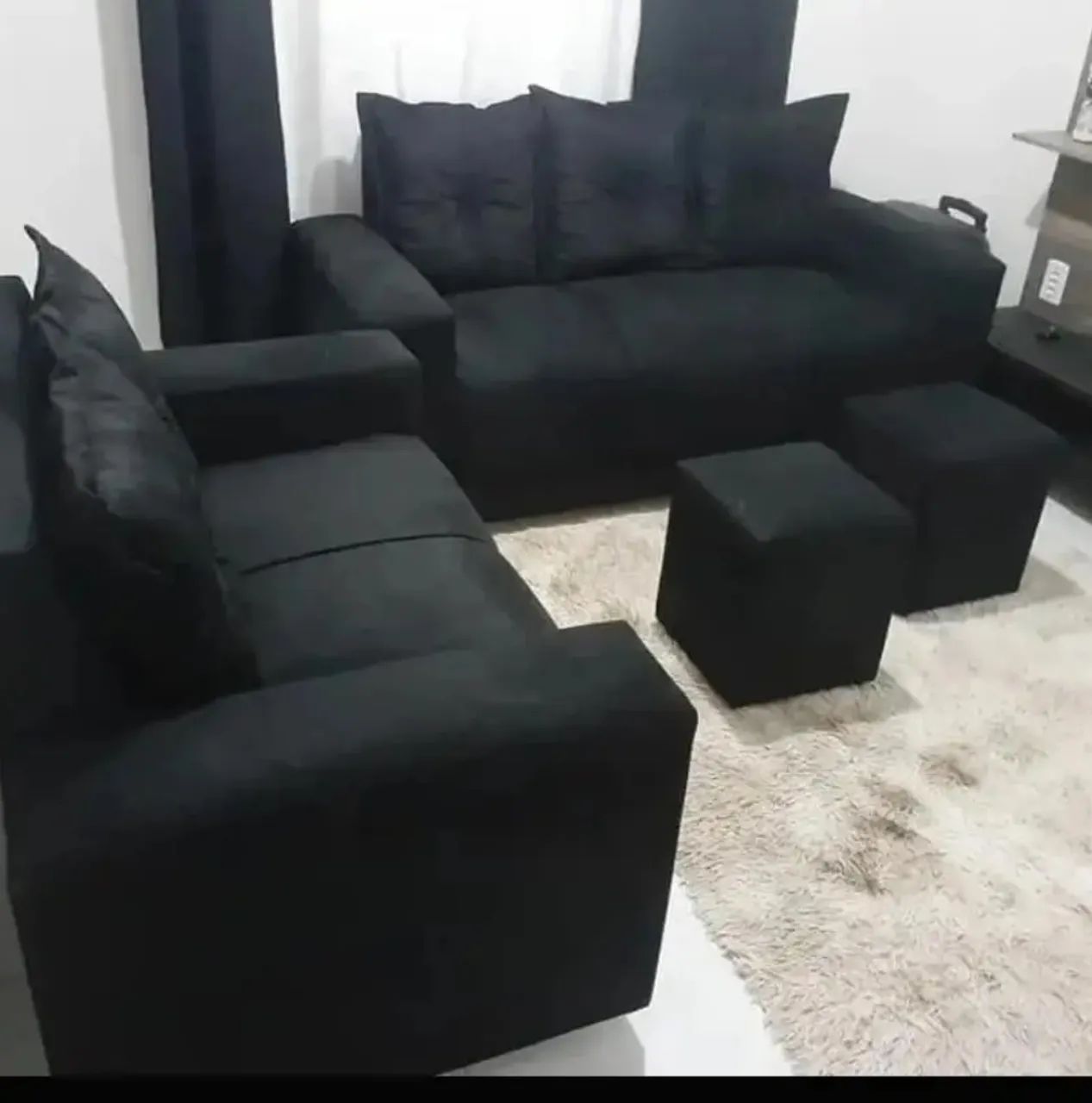 Sofá 3 e 2 Lugares acompanha 2 puffs 64308275954051120