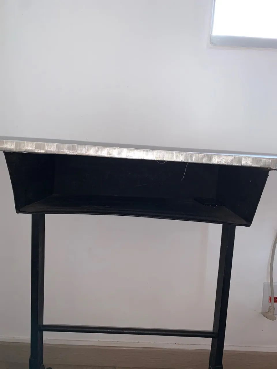 Mesa de estudos com compartimento para armazenamento de itens  - Foto 2