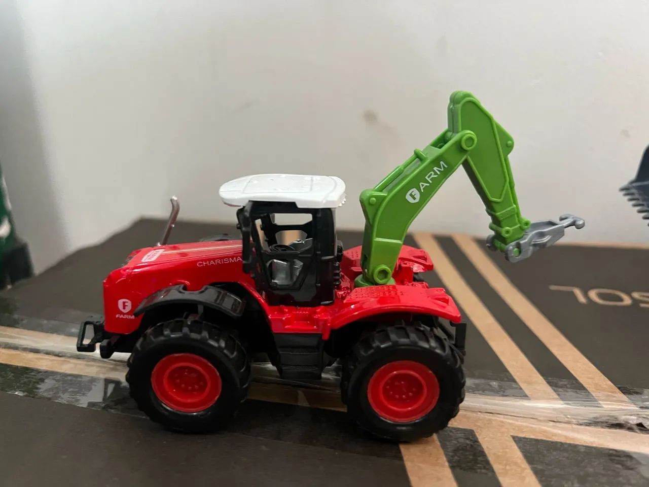 Trator com Escavadeira - Brinquedo Infantil Metal e Plástico - Unidade  