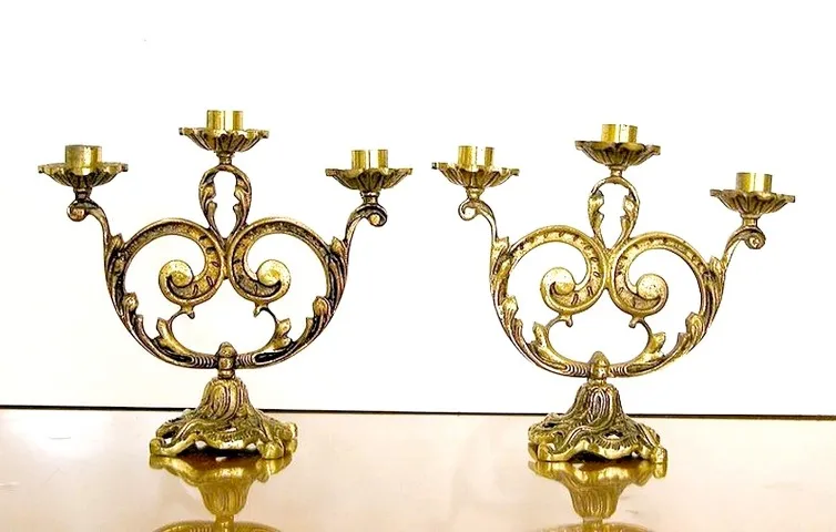 Par de castiçais de 3 velas em puro bronze fundido, trabalhado e polido.
