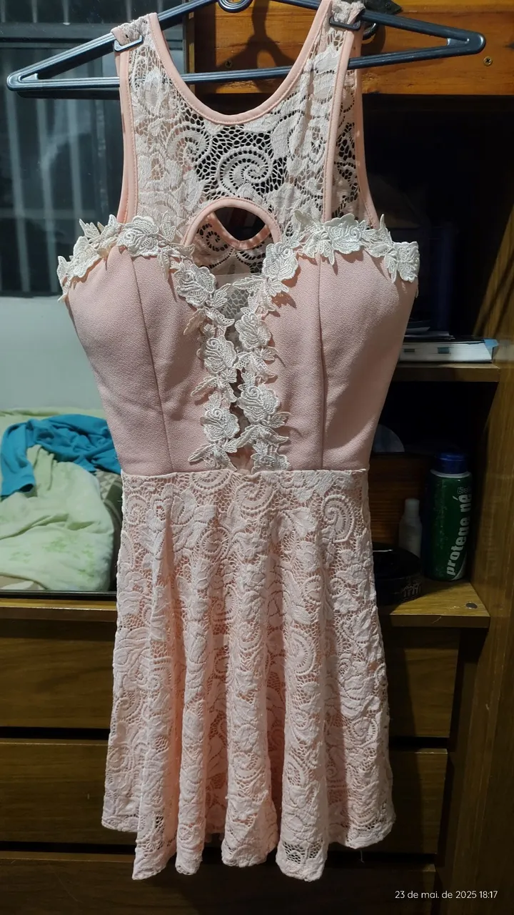Vestido Rosa com Detalhes em Renda