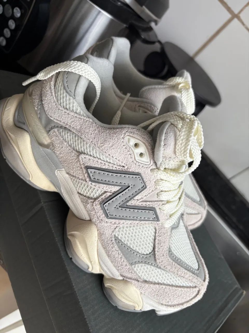 Tênis New Balance 9060 - Off White - Foto 2