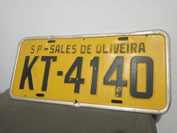 Placa amarela antiga bem conservada