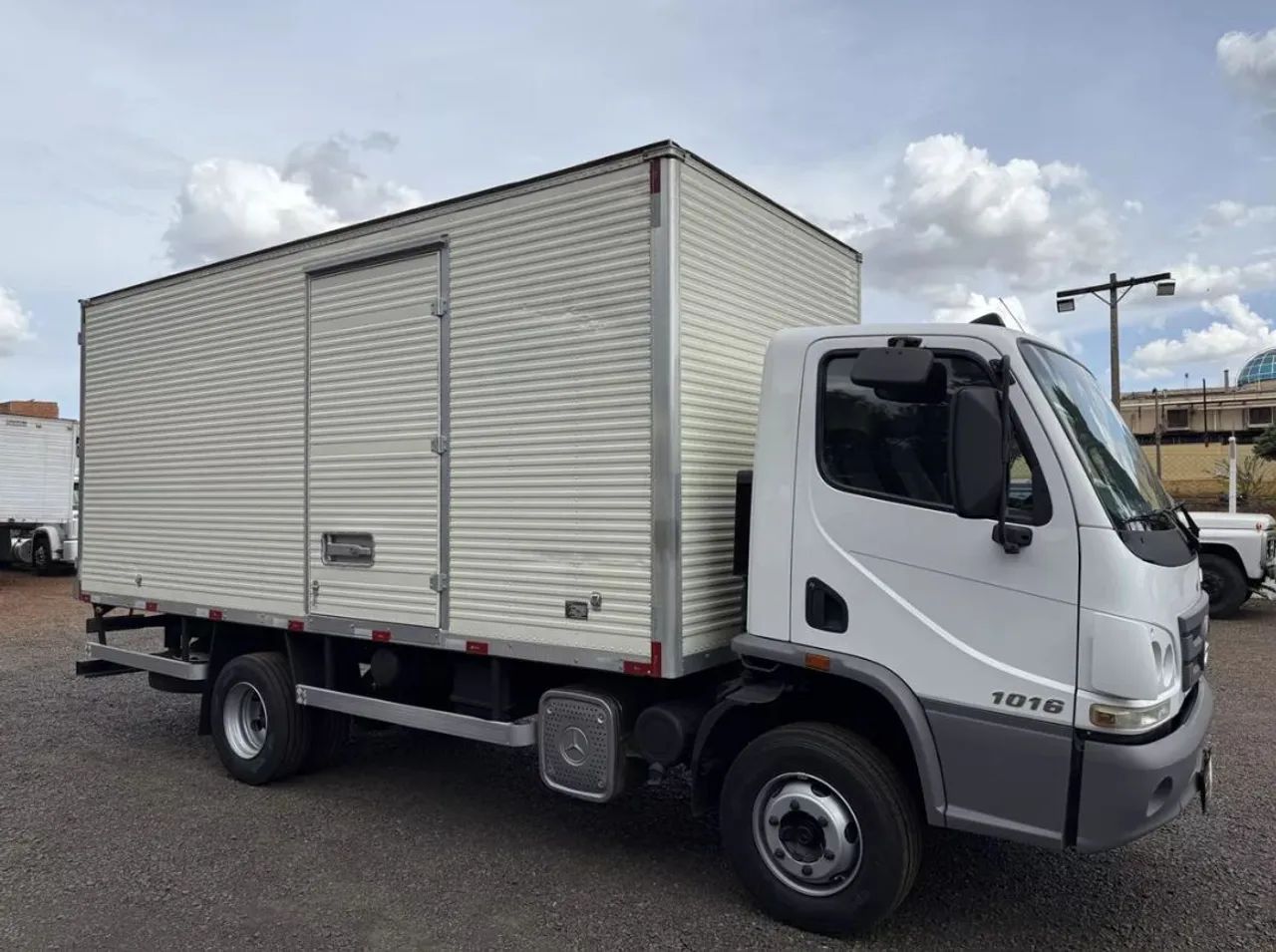 M.B Accelo 1016 Baú Seco 2015