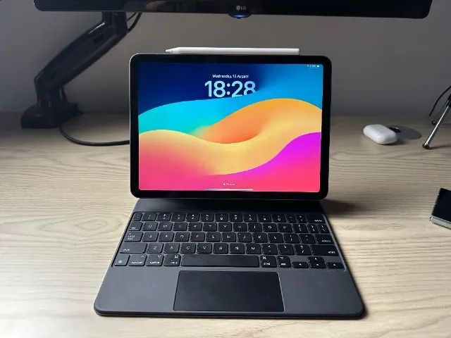 iPad Air (5ª geração) 256 GB Wi-Fi + teclado Apple (Magic Keyboard