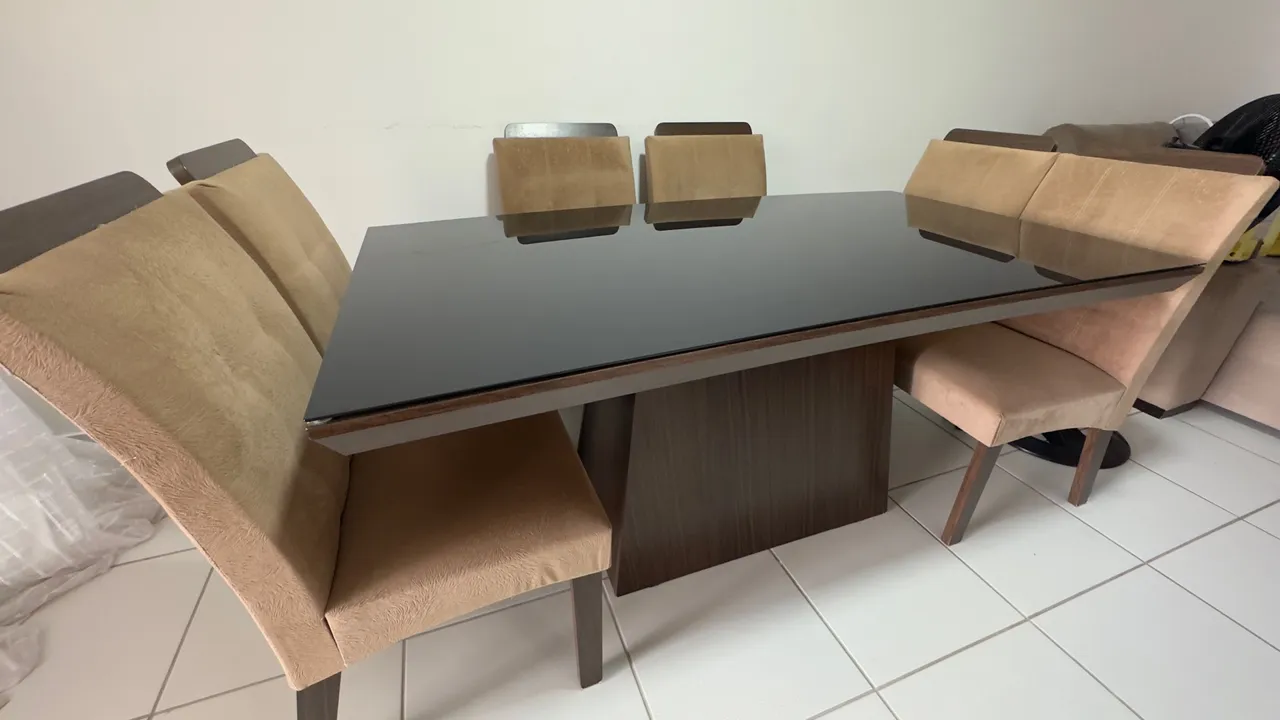 Mesa de Jantar com 6 Cadeiras estofadas