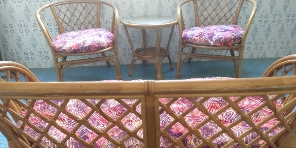 Conjunto duas Poltronas, uma Namoradeira e uma mesinha Varanda de Bambu.