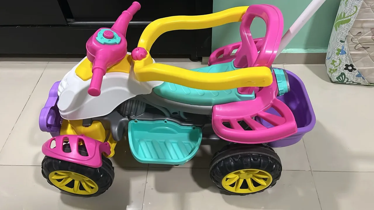 Triciclo Infantil Colorido com Empurrador