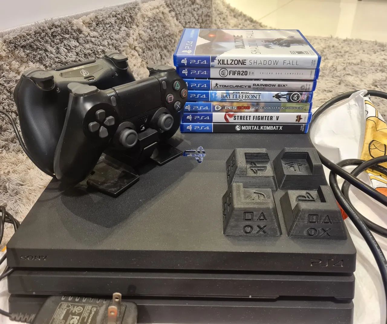 Playstation 4 com jogos e controles