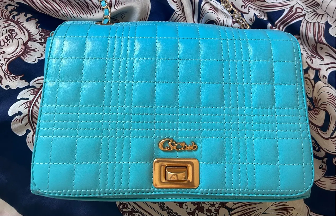 Bolsa Azul Turquesa Matelassê com Detalhes Dourados