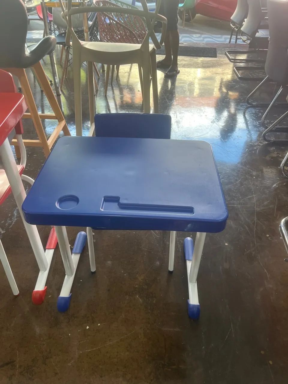 Conjunto mesa e cadeira escolar novo 