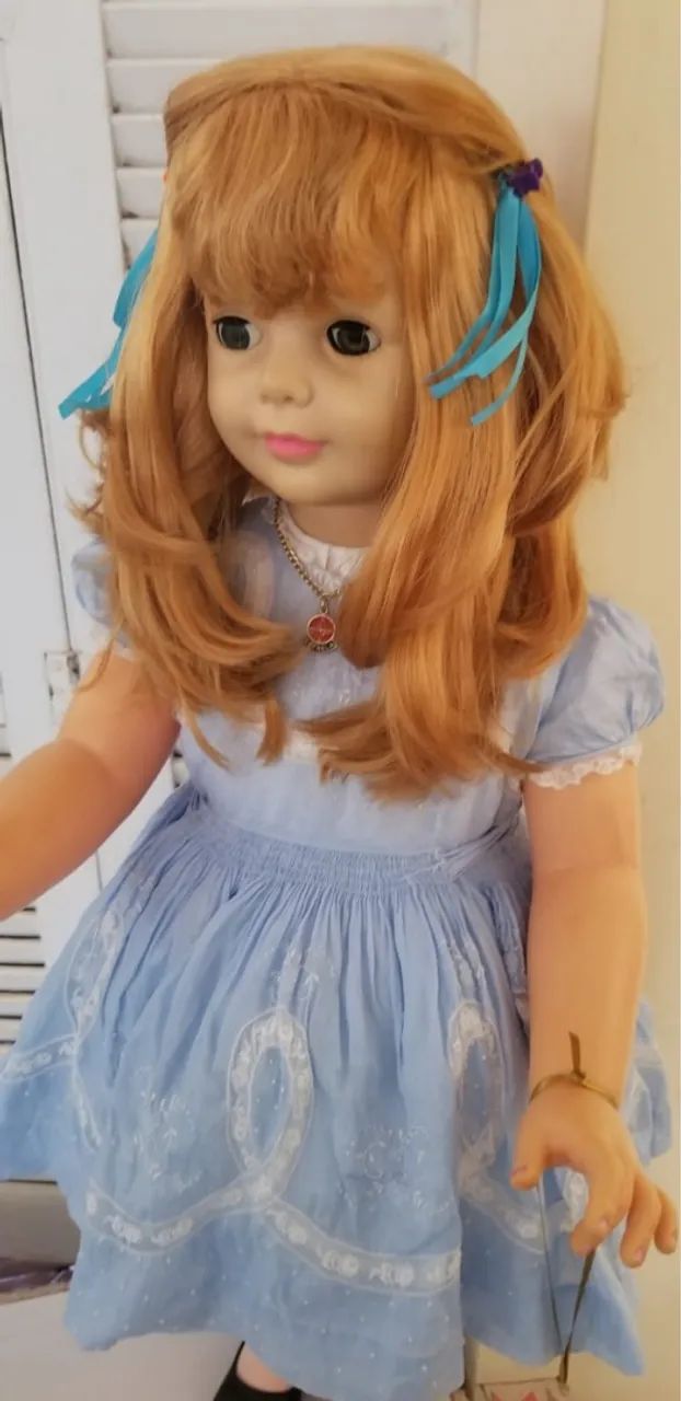 Boneca Antiga com Vestido Azul e Detalhes Incríveis