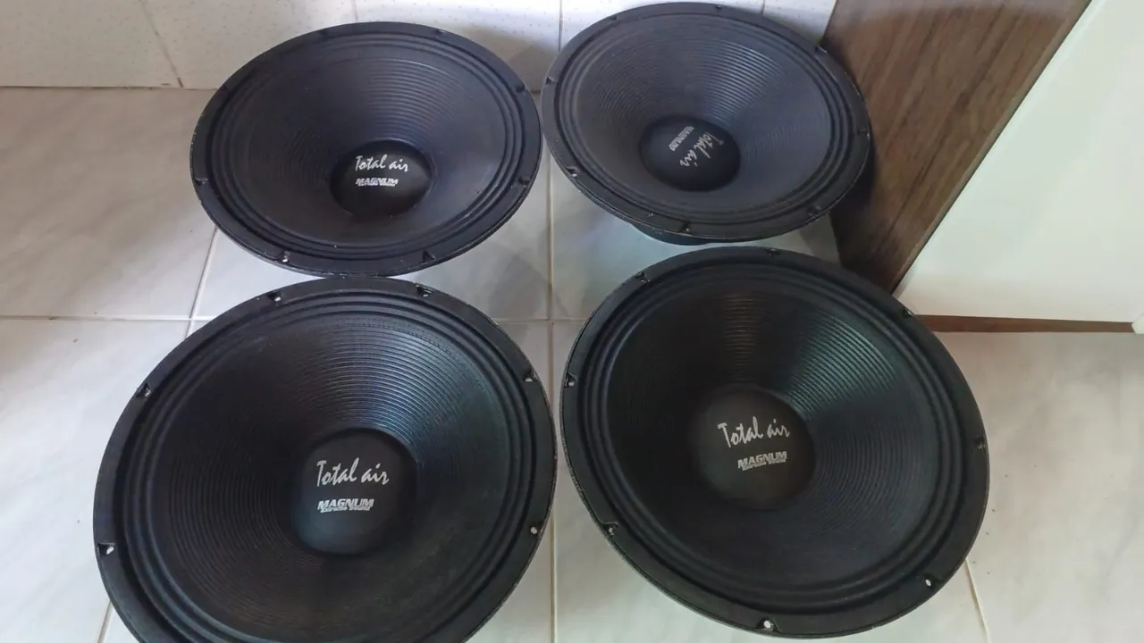4 Subwoofers Total Air Magnum 18 polegadas