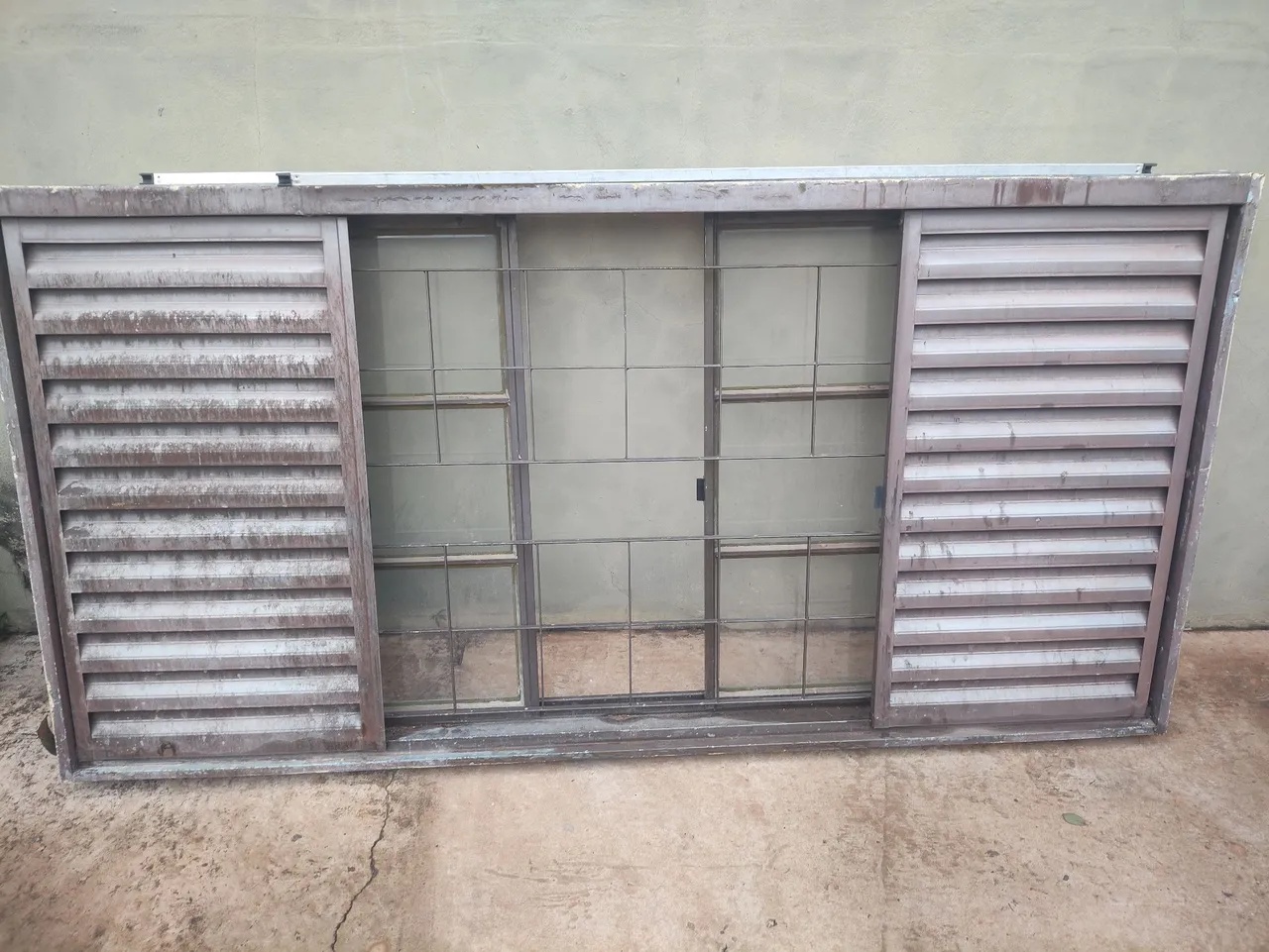 Janela com venezianas e grade com vidros já. 2,00M x 1,00M
