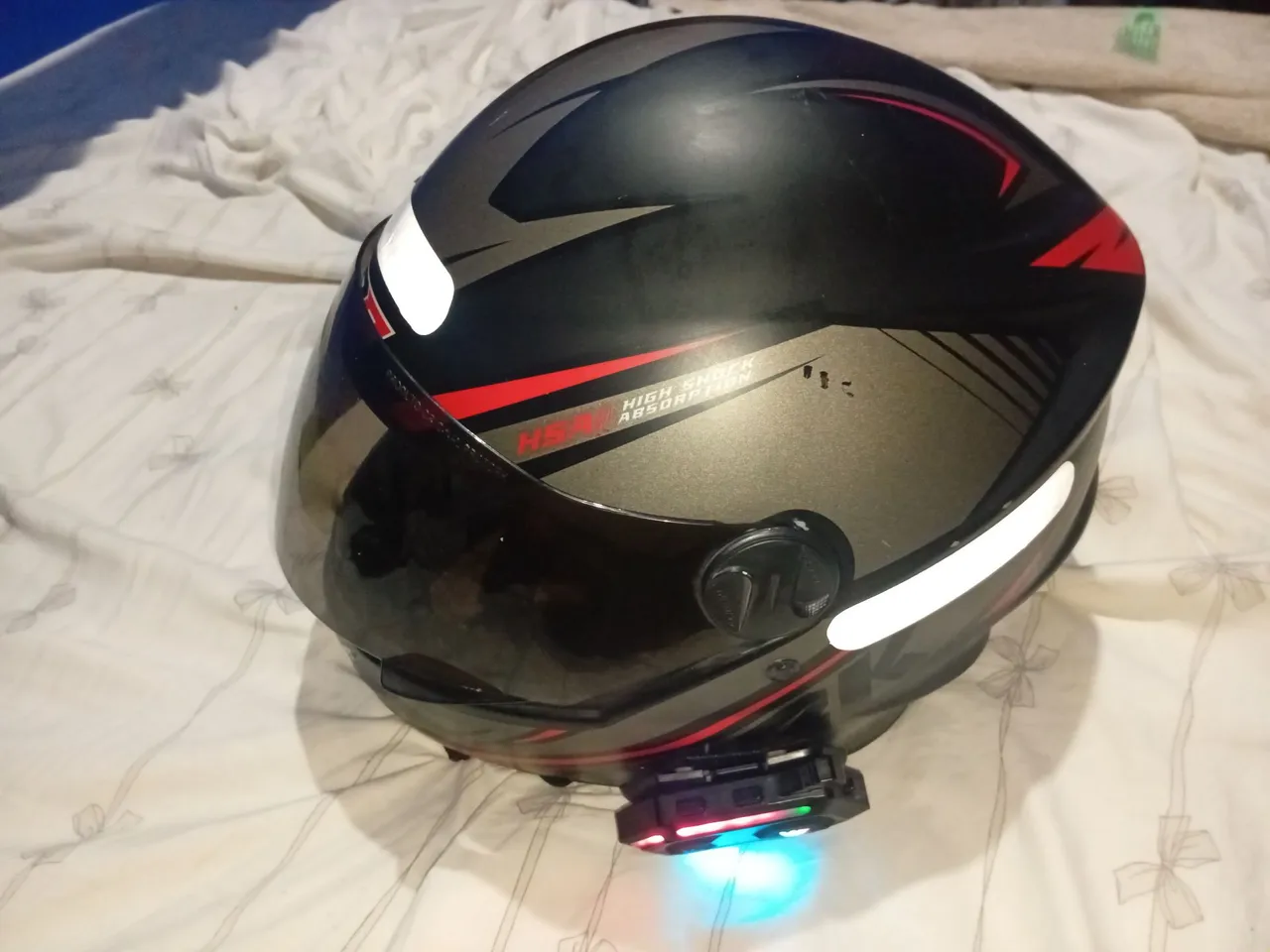 Capacete de Moto com Design Moderno e fone de ouvido Bluetooth inclus Luzes LED